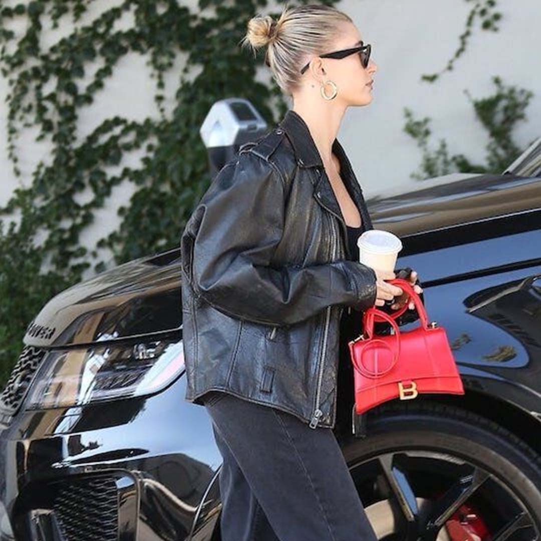 La borsa a tracolla Balenciaga Hourglass rossa di Hailey Bieber
