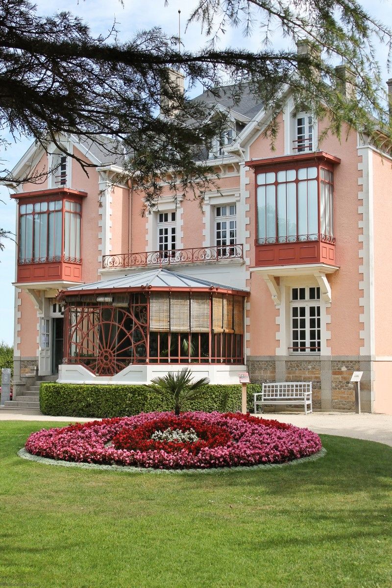 Christian dior’s childhood home: villa les rhumbs