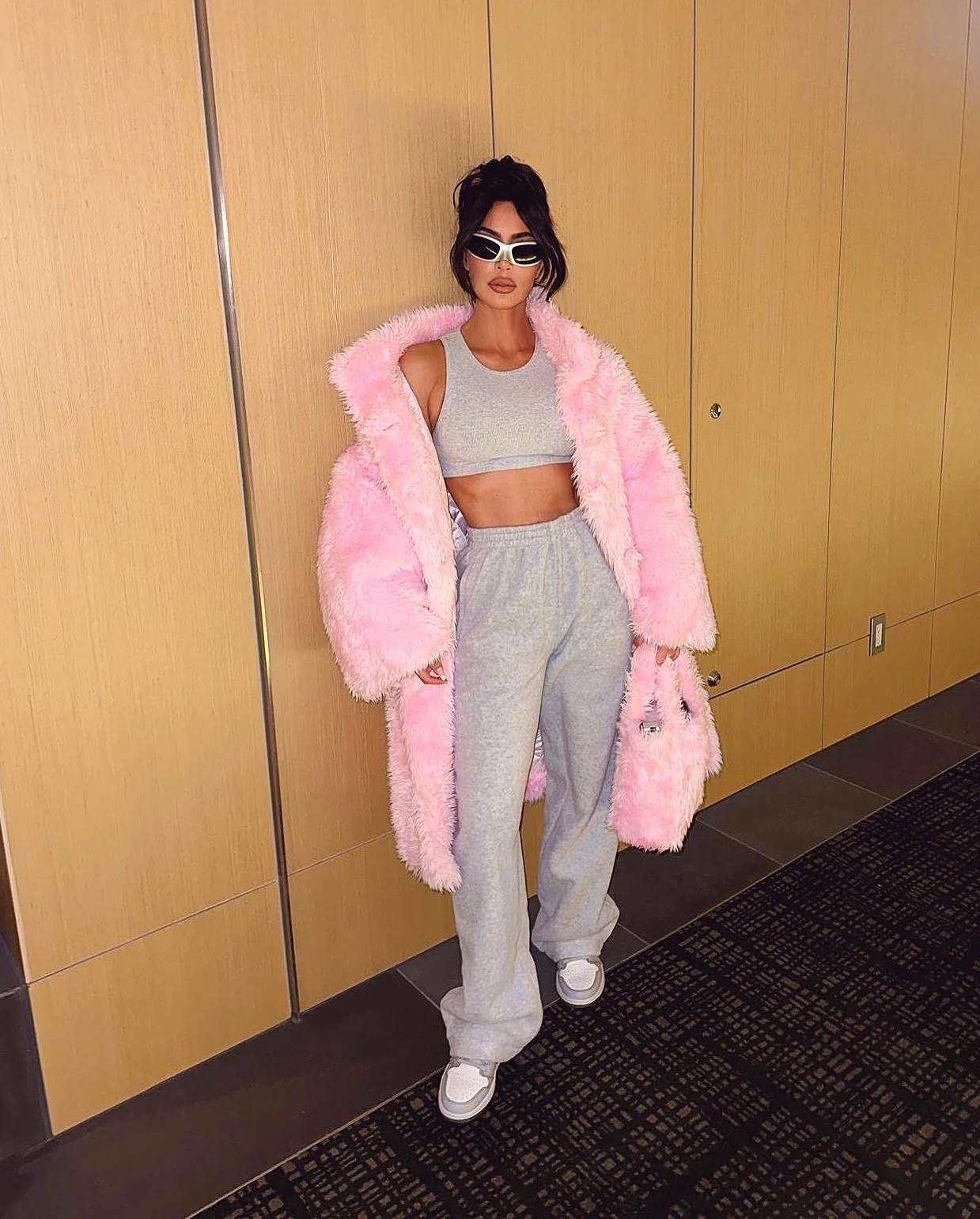 Kim kardashian carrying balenciaga tote bag pink